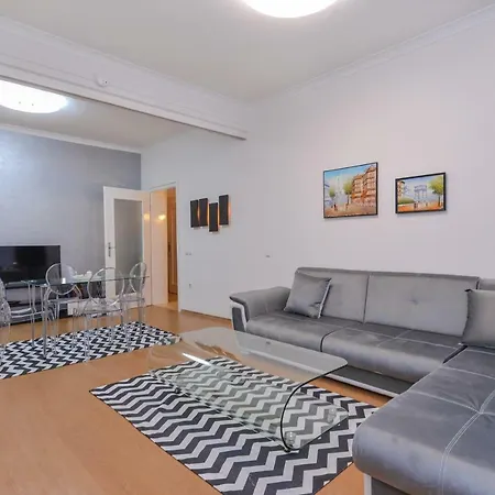 Sweet - Spacious Two Bedroom On Dondukov Boulevard Apartment *